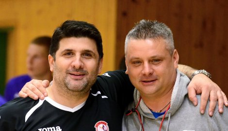 Benago chce v pátek večer před televizními kamerami stvrdit postup