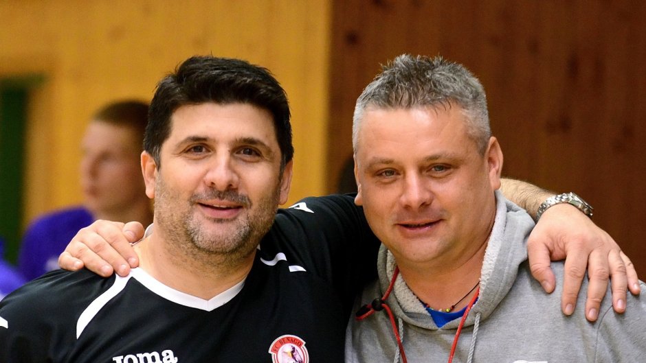Benago chce v pátek večer před televizními kamerami stvrdit postup