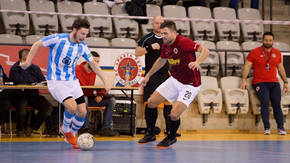 Výhodu mečbolu má v pondělním televizním utkání Plzeň