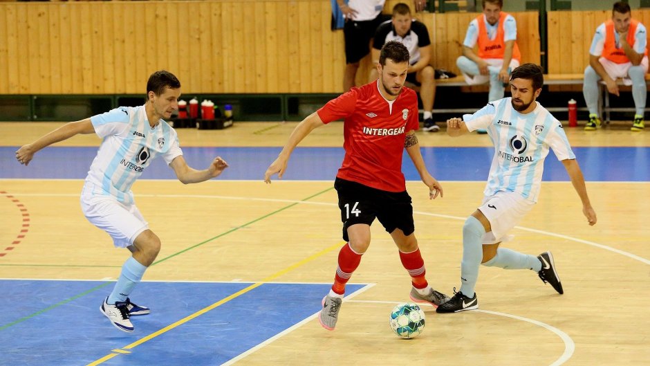 Interobal mistrovi vzdoroval pouze v první půli