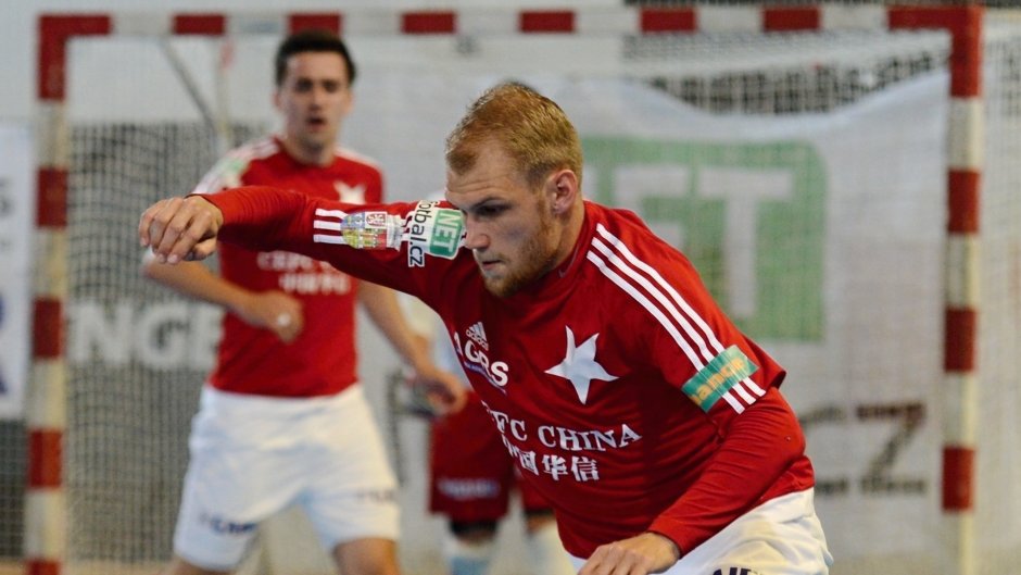 Slavia získala těsně před derby Radima Zárubu