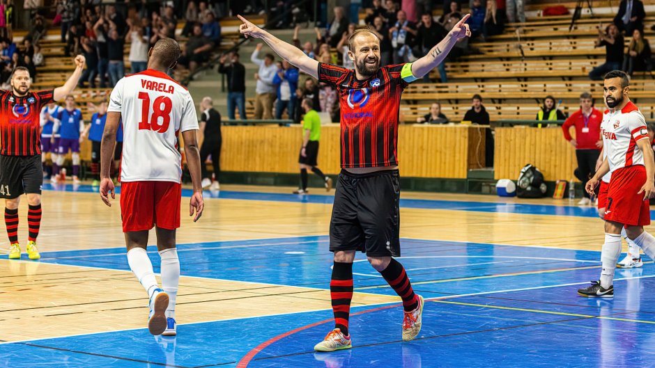 Fakta finálové série: Rešetár má tituly s oběma týmy. Ve finále ještě neprohrál