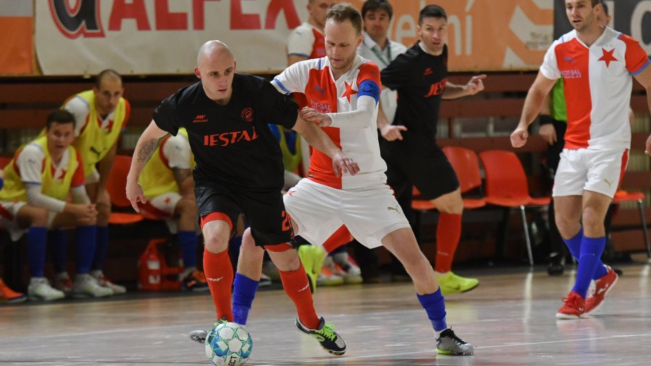 Čtyři góly za poločas a pak půst. Slavii náskok stačil