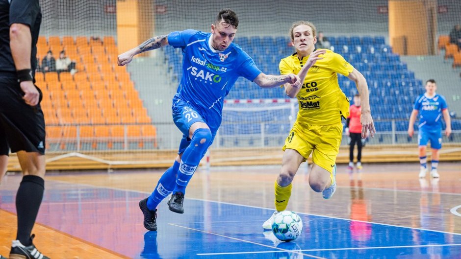 Helas poslal Nejzbach těsně nad sestupovou propast