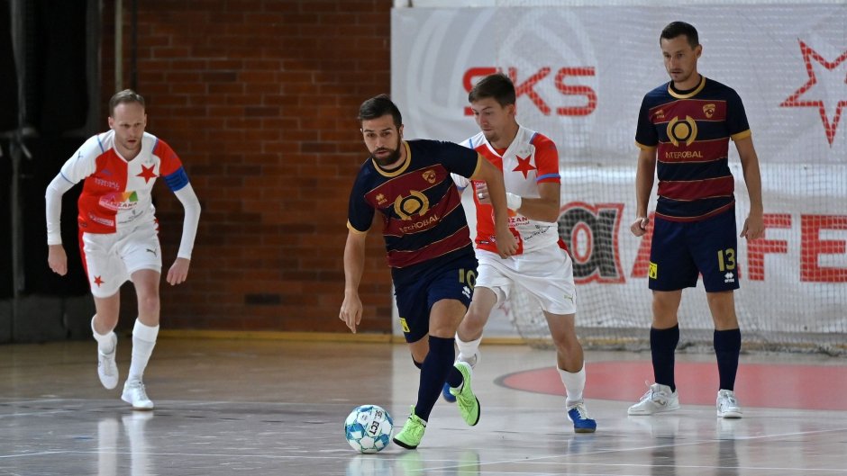 Tvrdý zápas o vedoucí pozici zvládla Plzeň díky dvěma trefám Kaká