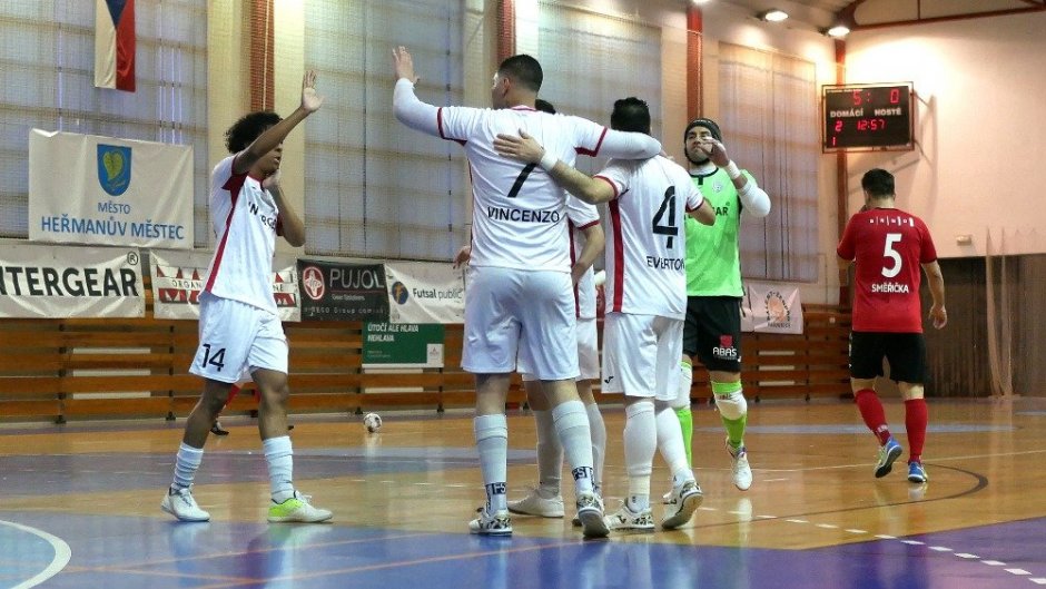 Vincenzo Fantti nastřílel Helasu hattrick, Chrudim má první výhru