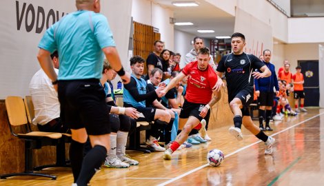 O výhře Helasu nad Chomutovem rozhodl z penalty Zaťovič