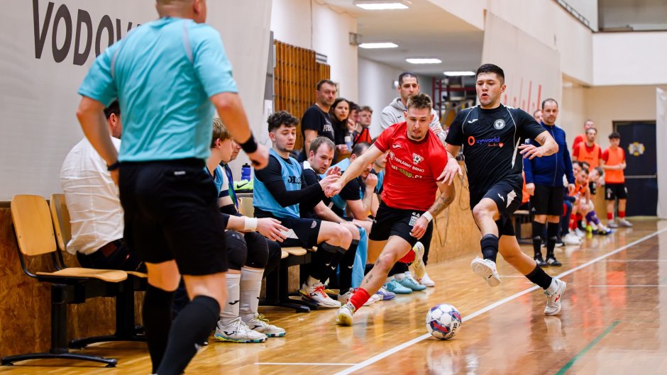 O výhře Helasu nad Chomutovem rozhodl z penalty Zaťovič