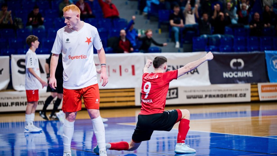 Helas vrátil Slavii obrat v závěru, sérii rozhodne páteční pátý zápas
