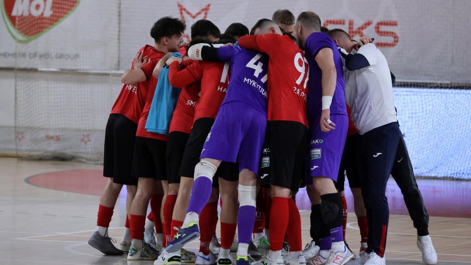 Helas udeřil v Edenu v závěru a postupuje do semifinále!